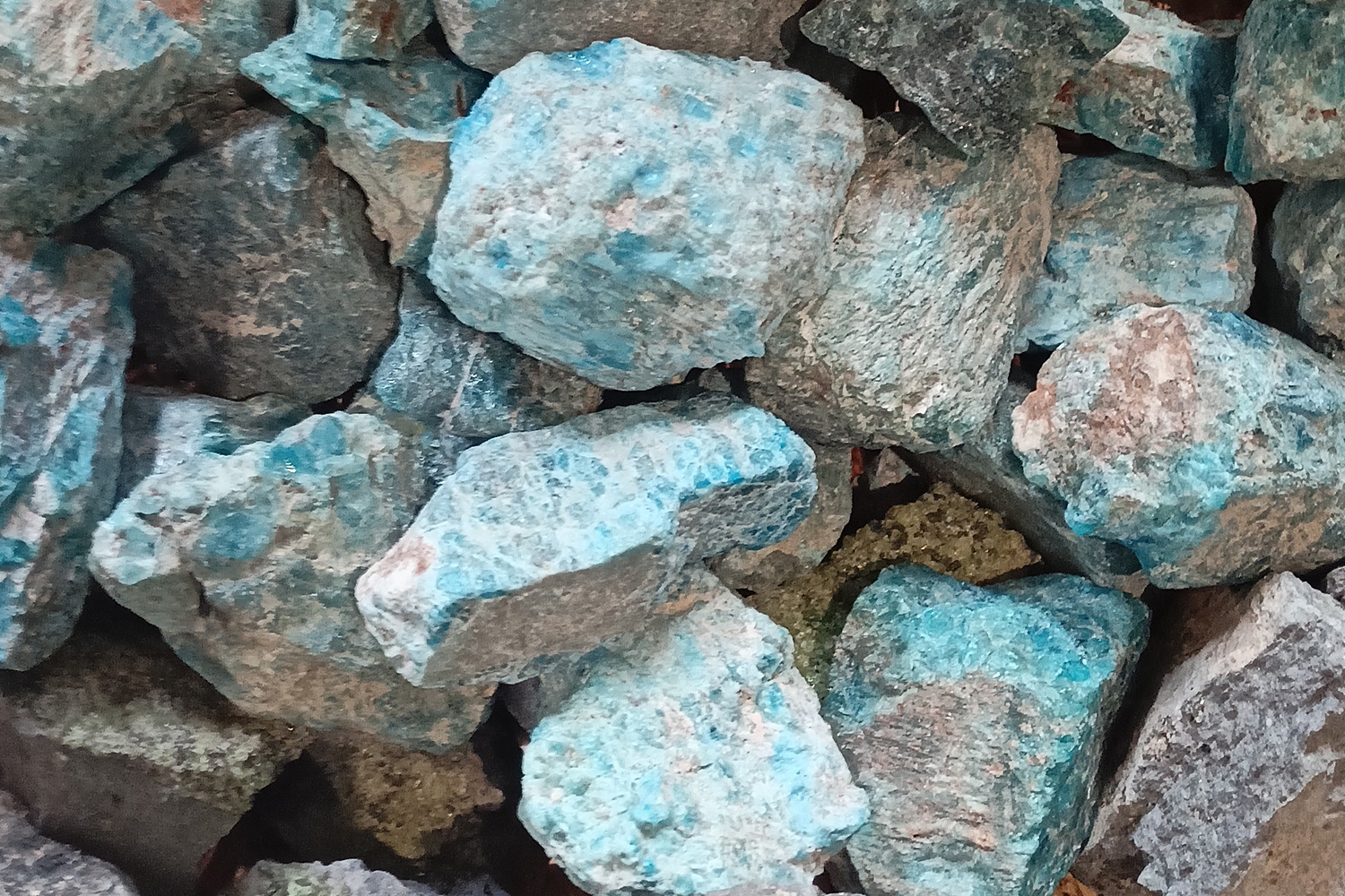 Revolutionary Method Unveils Affordable Carbon Capture with Everyday Rocks