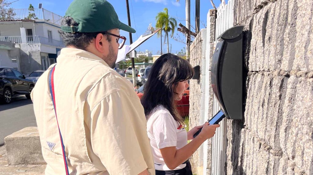 Students conducting surveys with residents in Puerto Rico. Image credit: Laboratorio Puertorriqueño de Opinión Pública