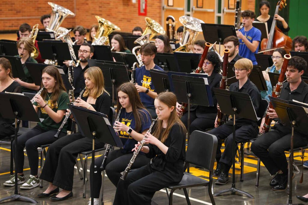 U-M students, dressed in black concert attire, are blended with high school musicians from two Midland high schools. Image credit: Jeremy Marble, Michigan News