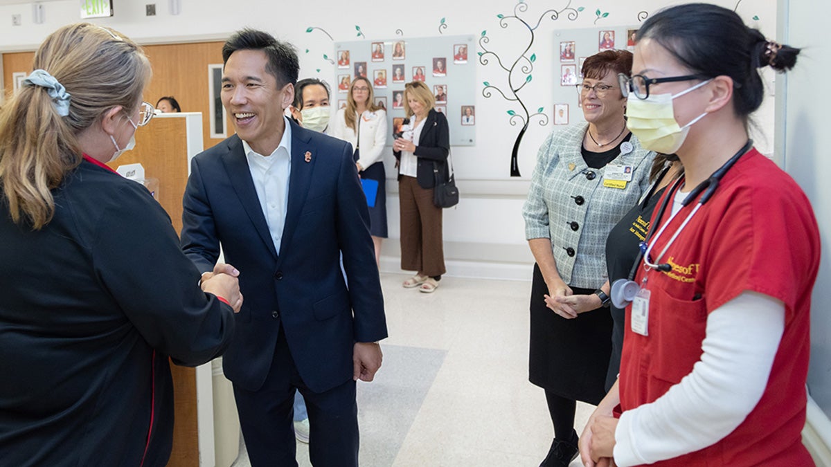 usc-interim-president’s-visit-to-health-sciences-campus-hits-a-high-note