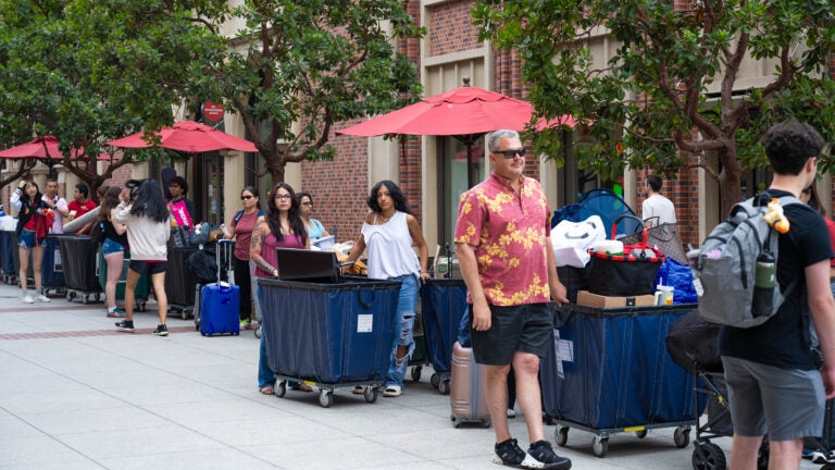 USC fall move-ins: Family and supporters assist
