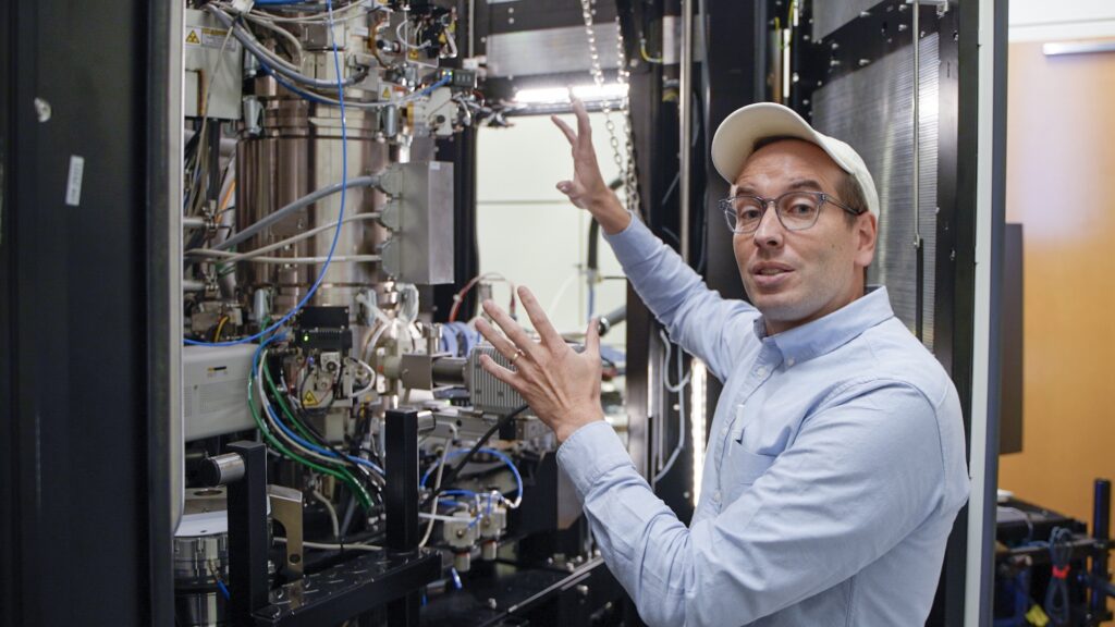 “Microscopes Unveil Quantum Mysteries with Liquid Helium”