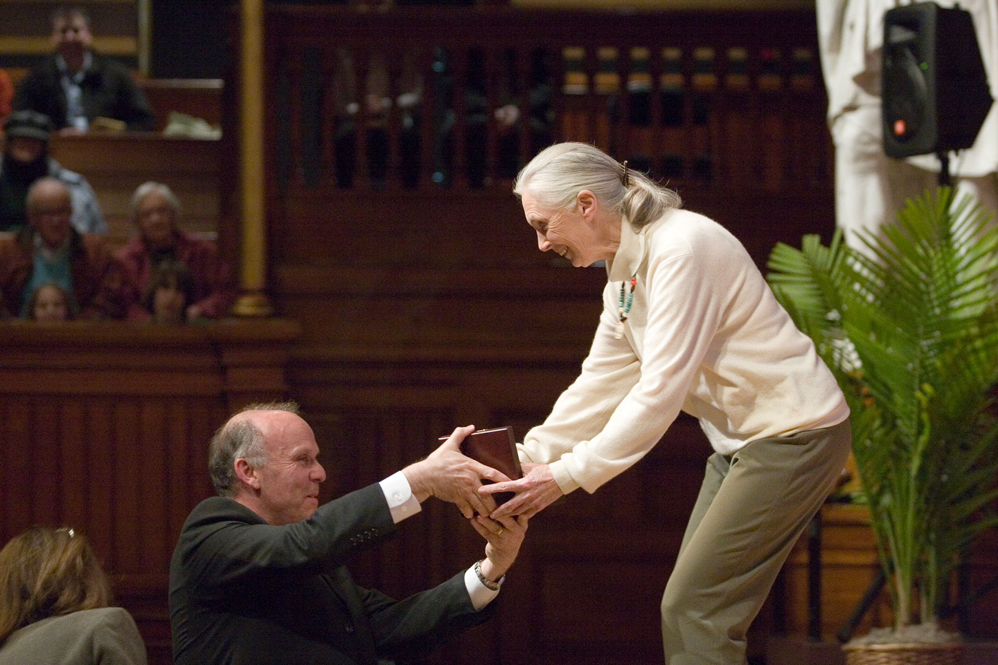 Richard W. Wrangham (left) assisting Jane Goodall (right) unveil the award.